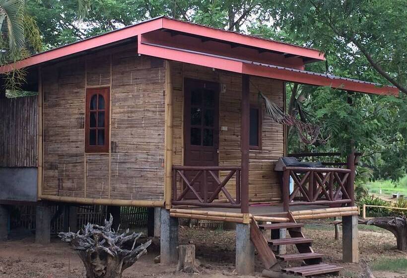 בית מלון כפרי Family Hut Pai