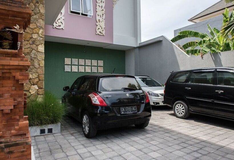 Отель Reddoorz @ Tukad Asahan