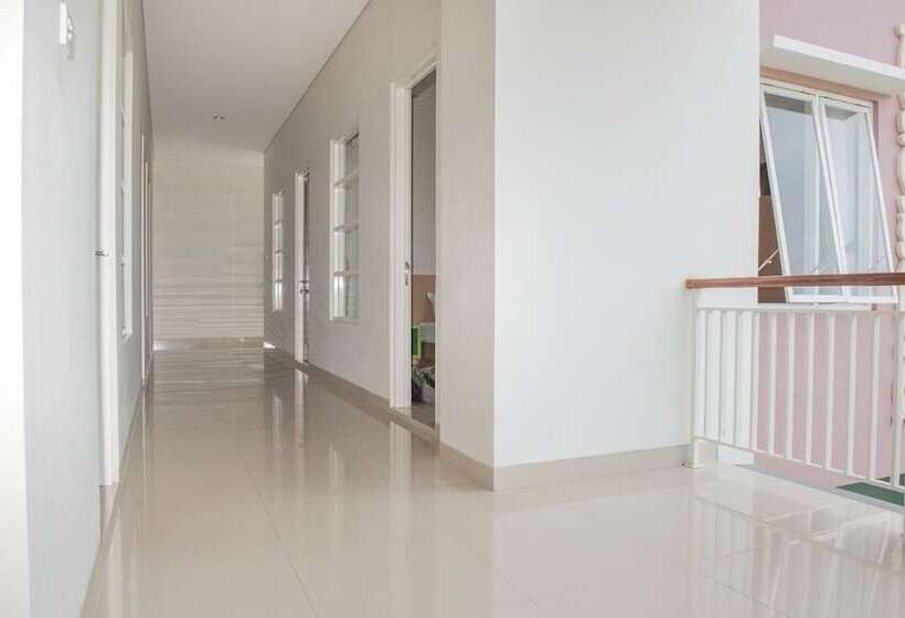 Отель Reddoorz @ Tukad Asahan