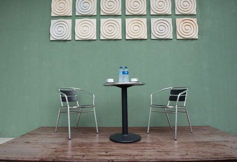 Отель Reddoorz @ Tukad Asahan