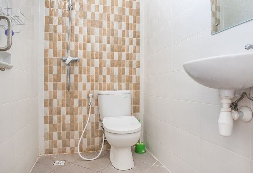 Отель Reddoorz @ Tukad Asahan