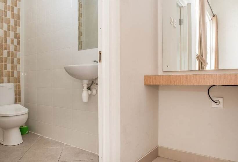 Отель Reddoorz @ Tukad Asahan