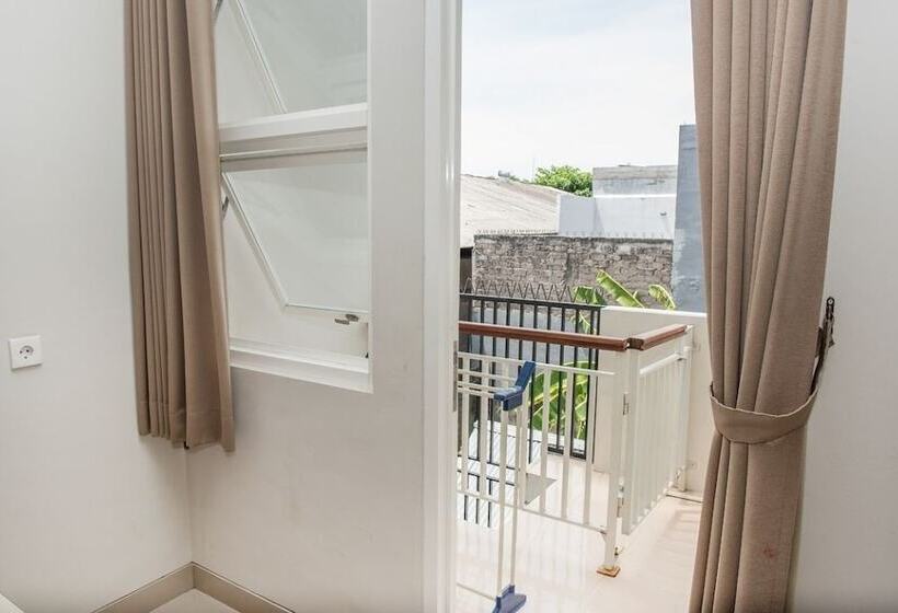 Отель Reddoorz @ Tukad Asahan