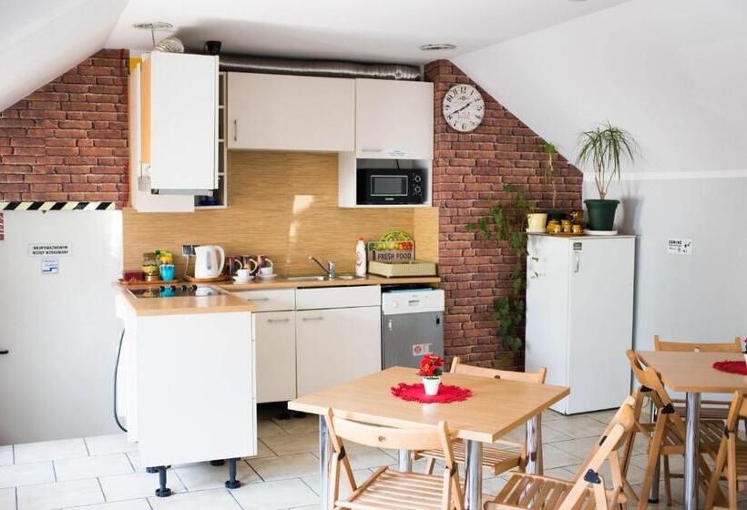 هتل Ik Okęcie 39   Nocleg I Parking Blisko Lotnisko Okęcie