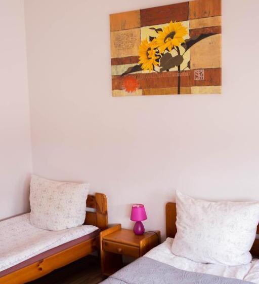 هتل Ik Okęcie 39   Nocleg I Parking Blisko Lotnisko Okęcie