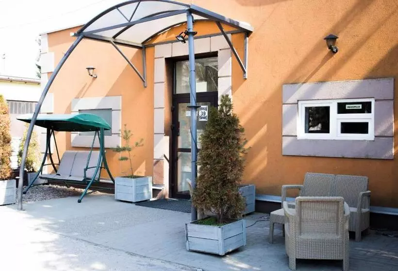 Hotelli Ik Okęcie 39 Nocleg I Parking Blisko Lotnisko Okęcie