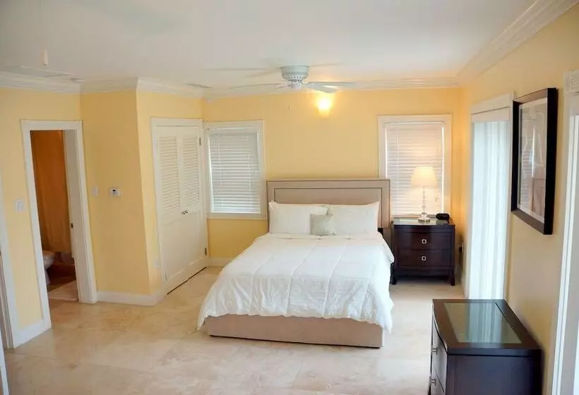 هتل The Hamilton Beach Villas & Spa