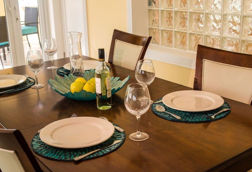 هتل The Hamilton Beach Villas & Spa