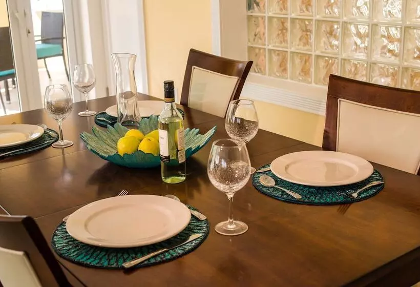 هتل The Hamilton Beach Villas & Spa