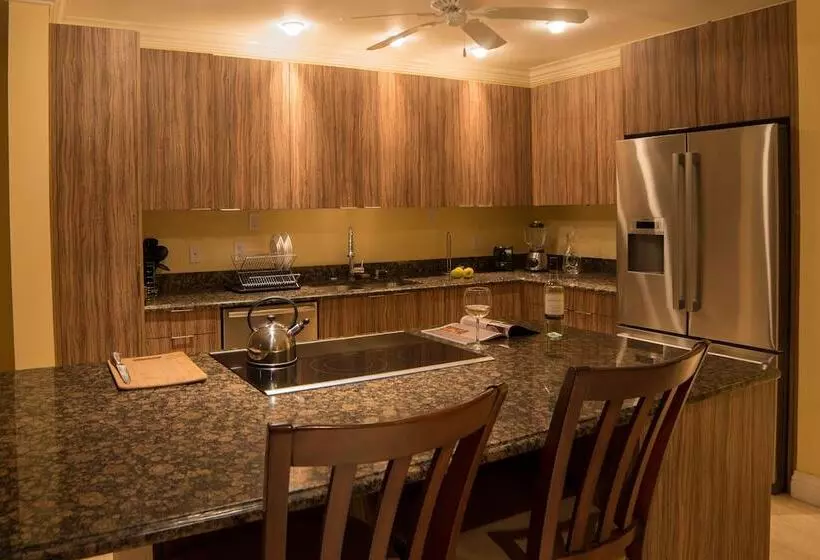 هتل The Hamilton Beach Villas & Spa