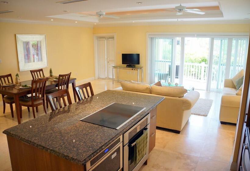 هتل The Hamilton Beach Villas & Spa