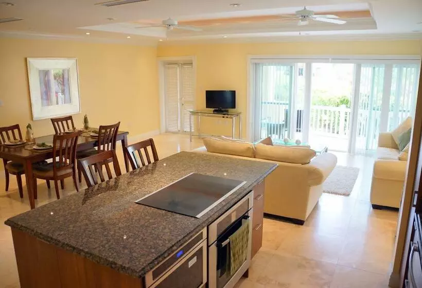 هتل The Hamilton Beach Villas & Spa