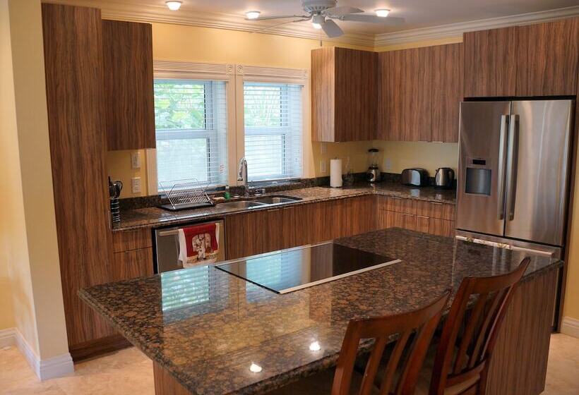 هتل The Hamilton Beach Villas & Spa