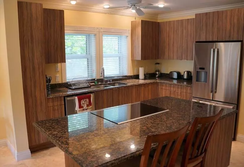 هتل The Hamilton Beach Villas & Spa