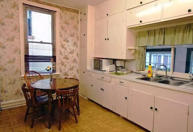 پانسیون Towle House 1006