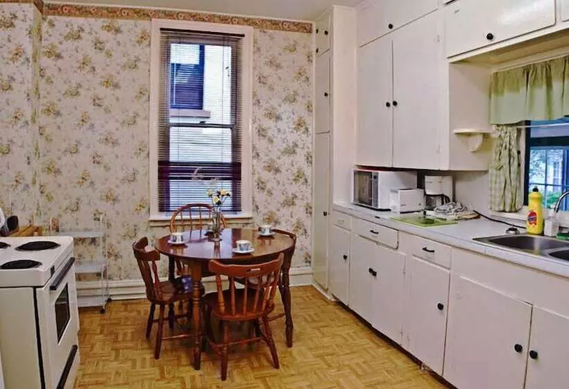 پانسیون Towle House 1006