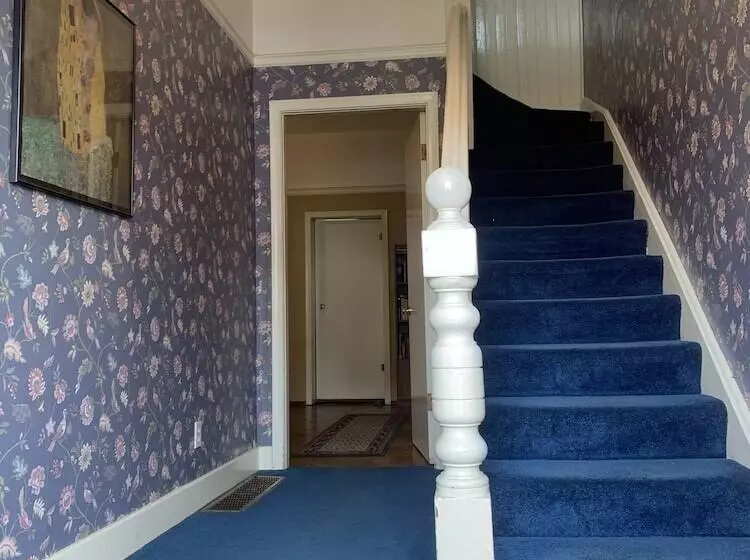 پانسیون Towle House 1006