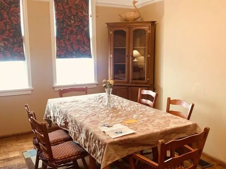 پانسیون Towle House 1006