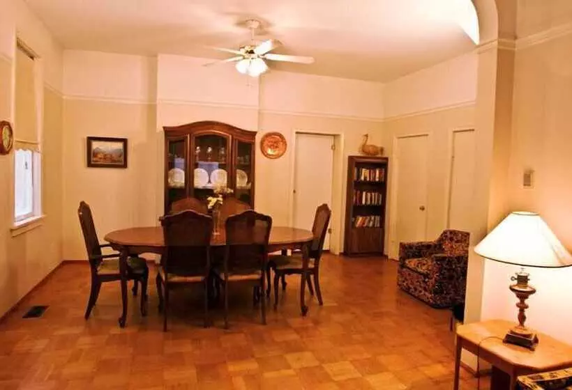 پانسیون Towle House 1006