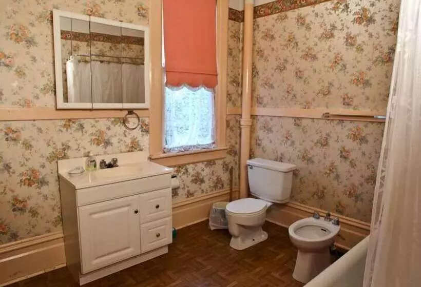 پانسیون Towle House 1006