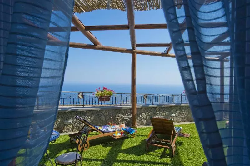 تختخواب و صبحانه La Mela Blu