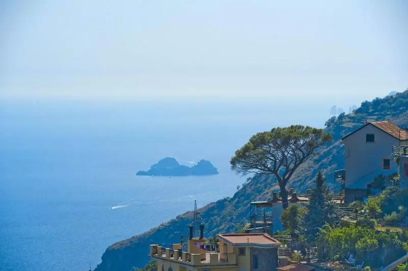 تختخواب و صبحانه La Mela Blu