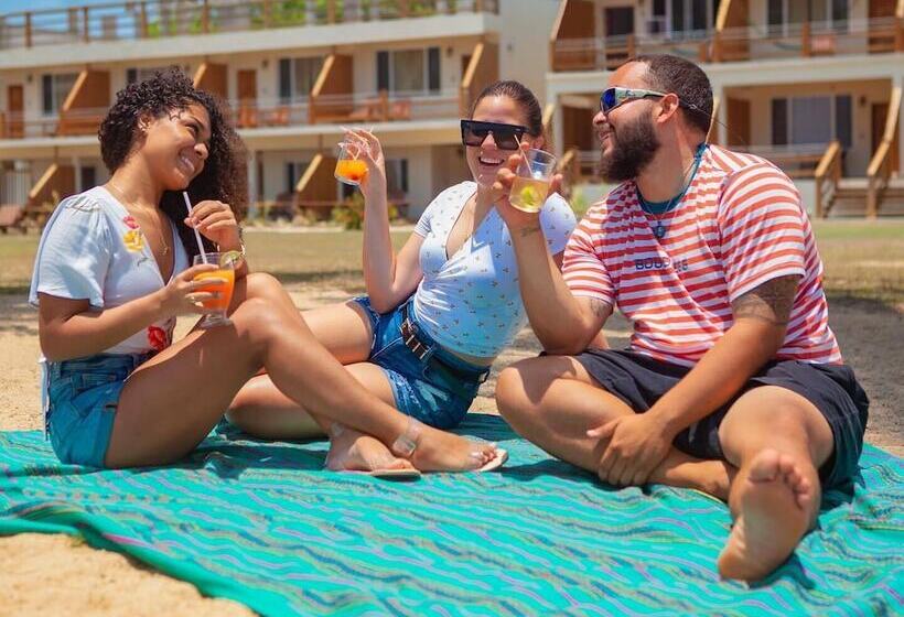 בית מלון כפרי Pelican Beach Resort - Dangriga