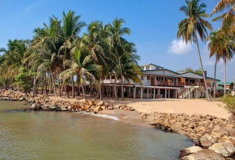 هتل Pelican Beach Resort - Dangriga