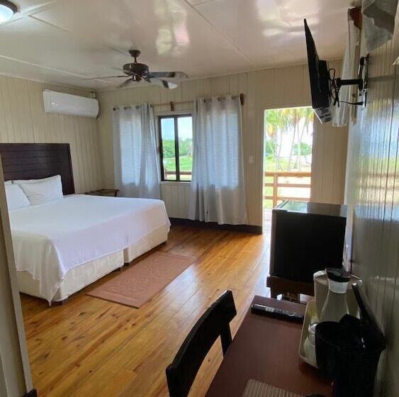 בית מלון כפרי Pelican Beach Resort - Dangriga