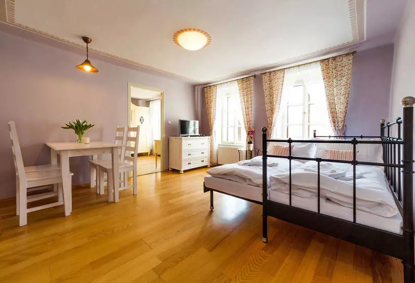 هتل Apartments Kájovská 63