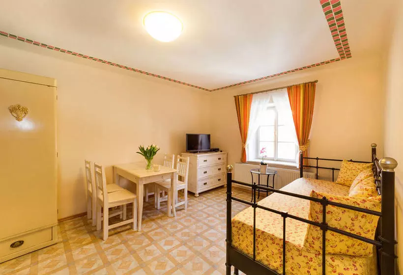 هتل Apartments Kájovská 63