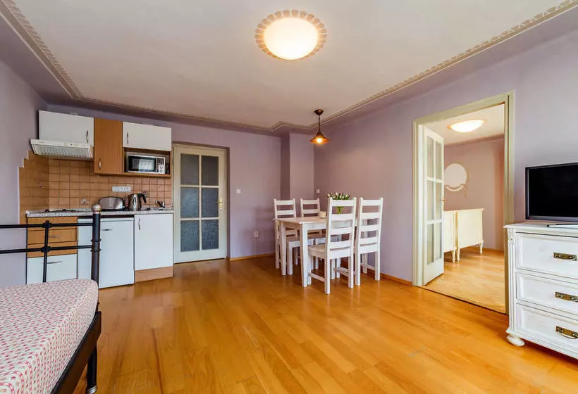 هتل Apartments Kájovská 63