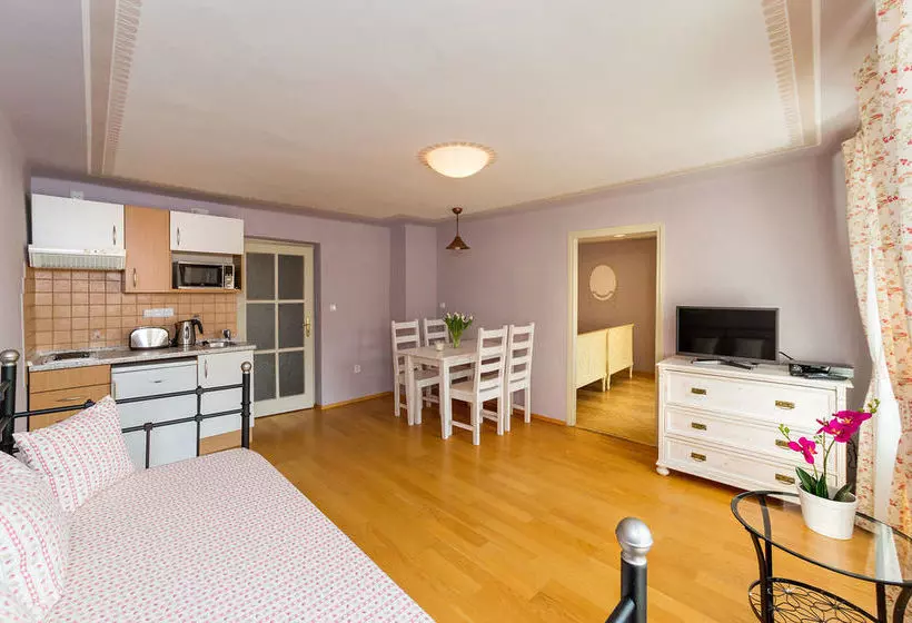 هتل Apartments Kájovská 63