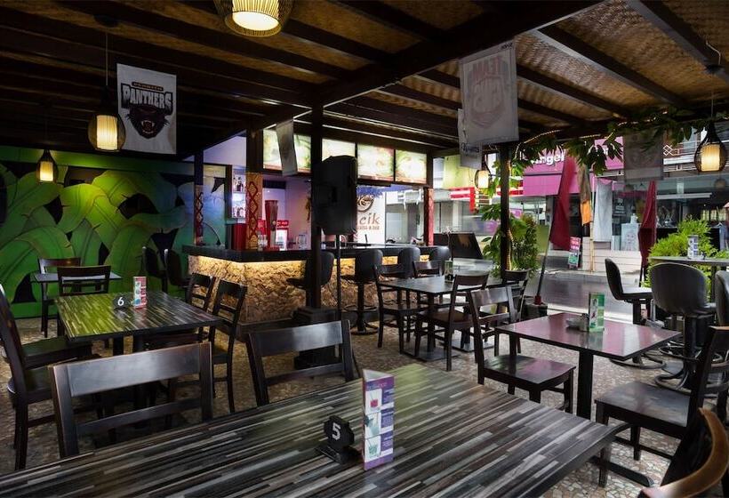 Отель Reddoorz Near Seminyak Beach