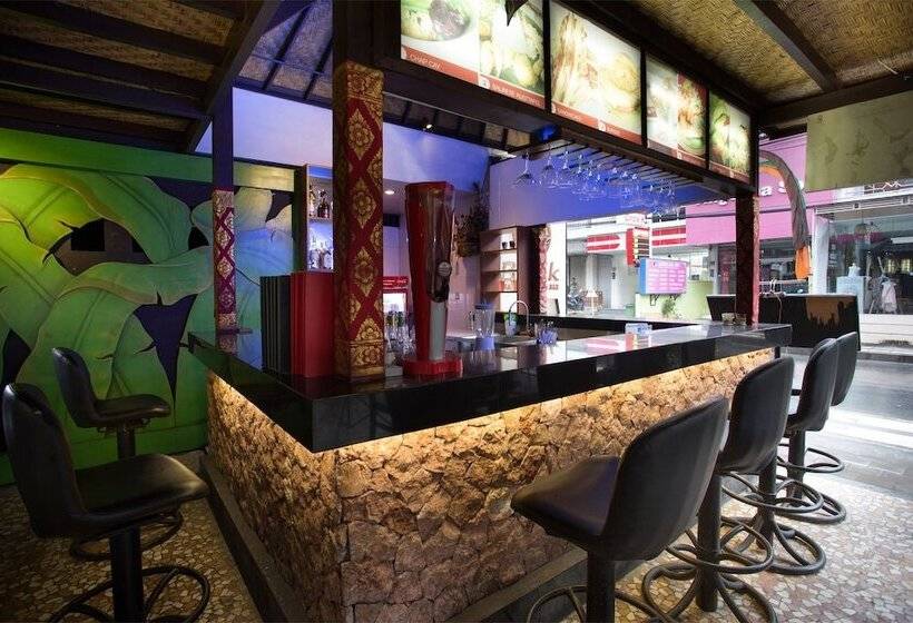 Отель Reddoorz Near Seminyak Beach