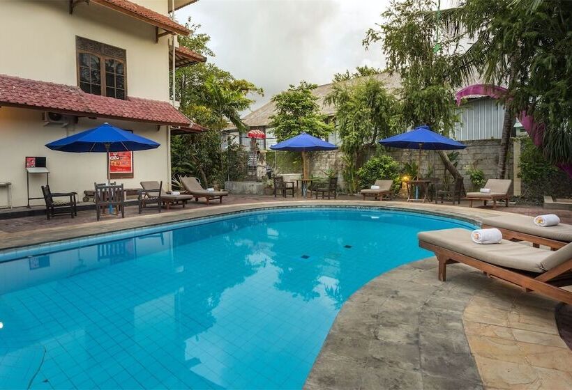 Отель Reddoorz Near Seminyak Beach