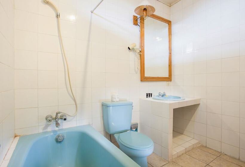 Отель Reddoorz Near Seminyak Beach