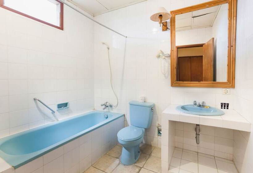 Отель Reddoorz Near Seminyak Beach