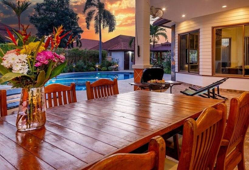 Pattaya Hill, Near The City And Beach