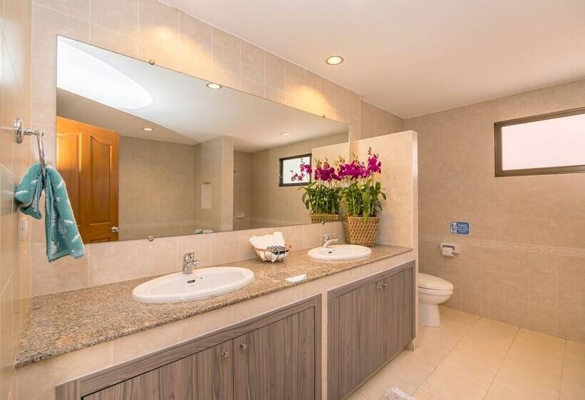 Pattaya Hill, Near The City And Beach