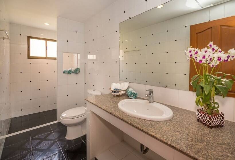 Pattaya Hill, Near The City And Beach