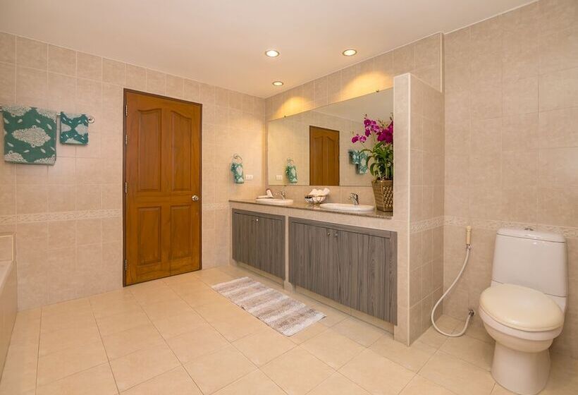 Pattaya Hill, Near The City And Beach