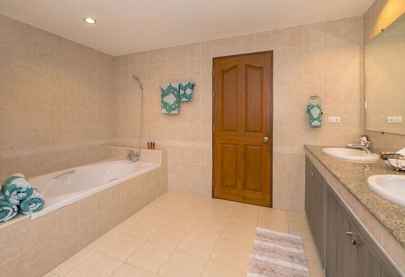 Pattaya Hill, Near The City And Beach