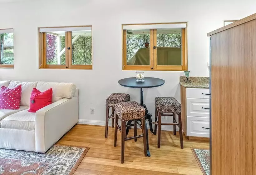 12 Oaks Romantic Escape For 2