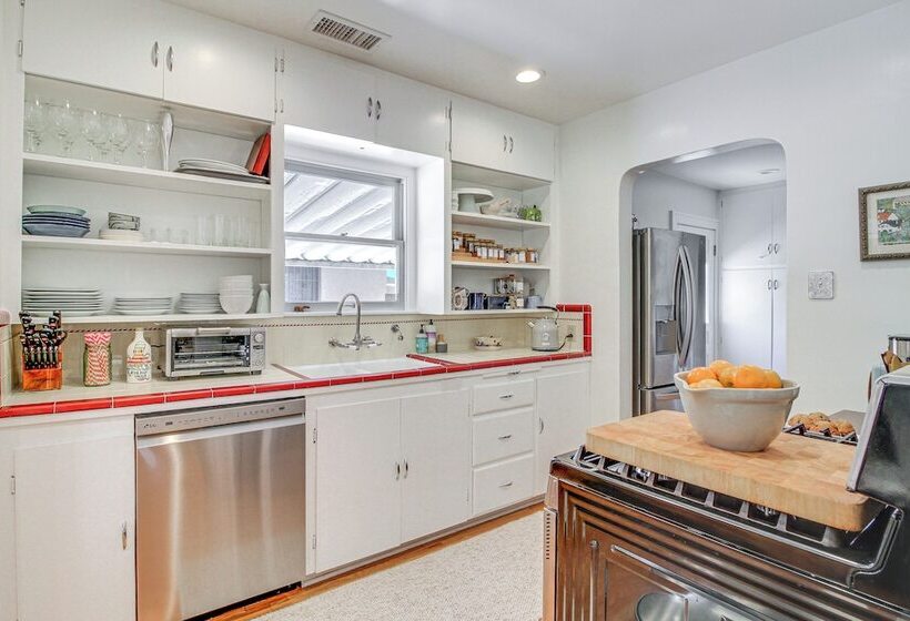 Albuquerque Adobe Cottage: Yard, Walkable Area