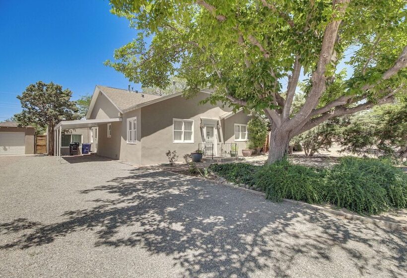 Albuquerque Adobe Cottage: Yard, Walkable Area