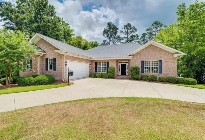 Beautiful Lake Sinclair Retreat W/ Dock & Deck!