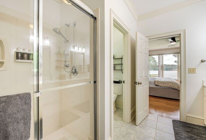 Beautiful Lake Sinclair Retreat W/ Dock & Deck!