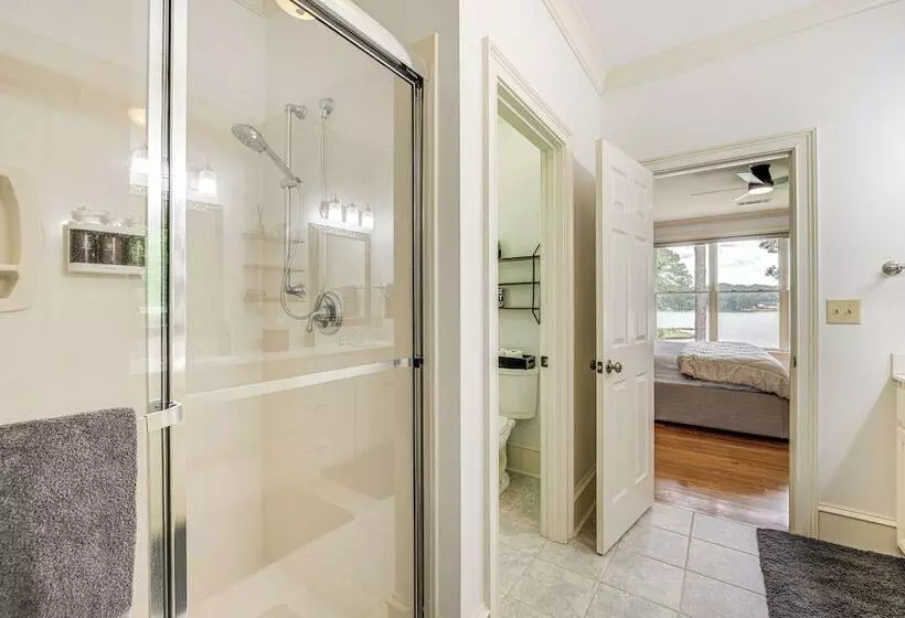 Beautiful Lake Sinclair Retreat W/ Dock & Deck!