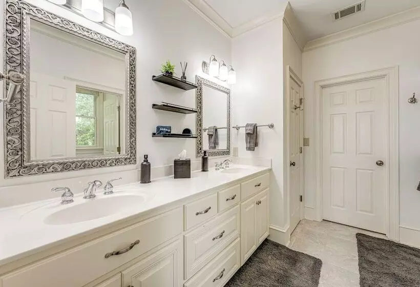 Beautiful Lake Sinclair Retreat W/ Dock & Deck!